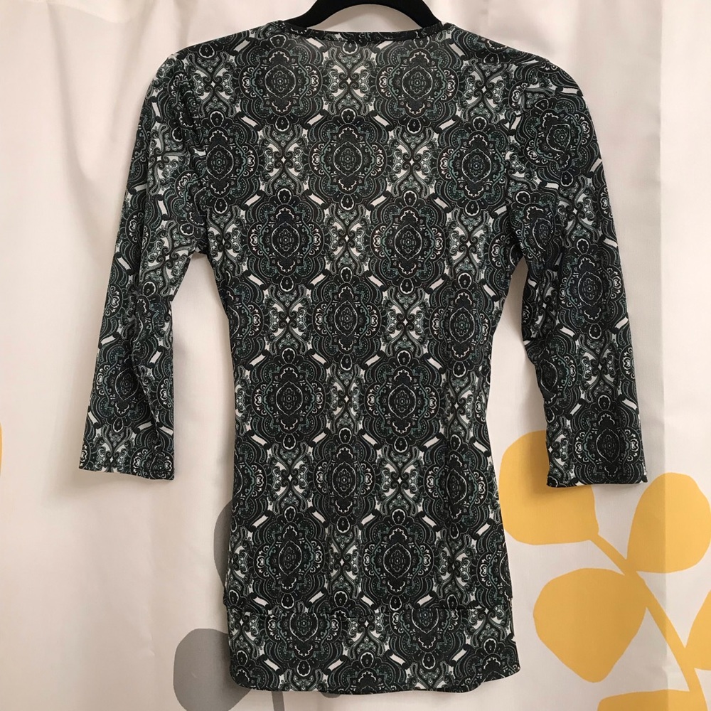 ❣️MAURICES PRINTED RUNCH WRAP TOP❣️ - Picture 4 of 5